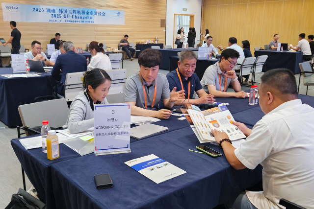 기초공사용 장비부품 제조업체 원강의 임직원들이 지난 16일 중국 후난성 창사에서 열린 '2025 글로벌 파느너링(GP)창사'에서 현지 기업인들과 비즈니스 상담을 벌이고 있다.    원강 제공